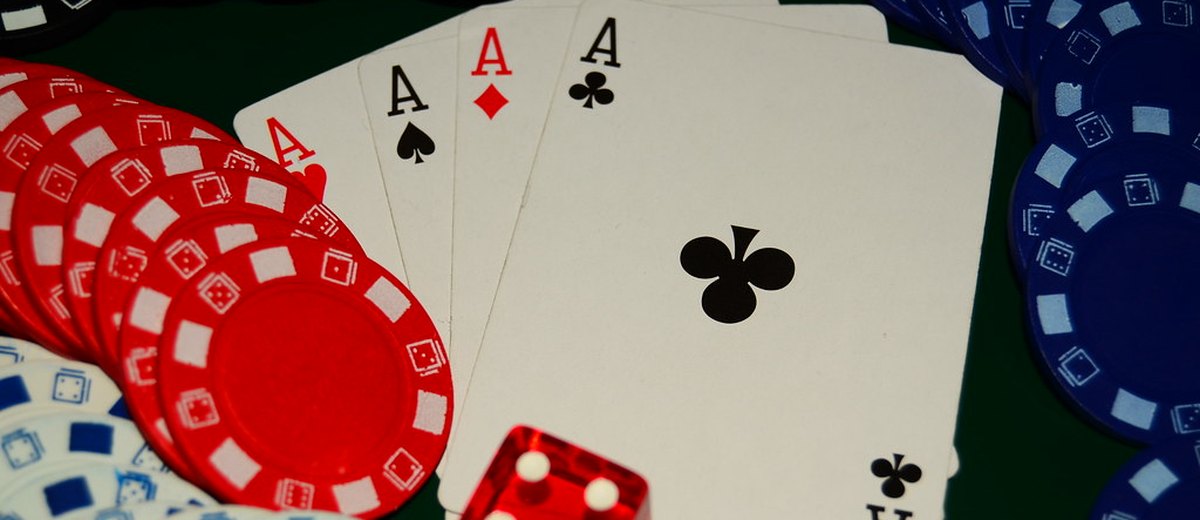 Fiches e carte da poker su un tavolo da casinò — migliori casinò online ADM
